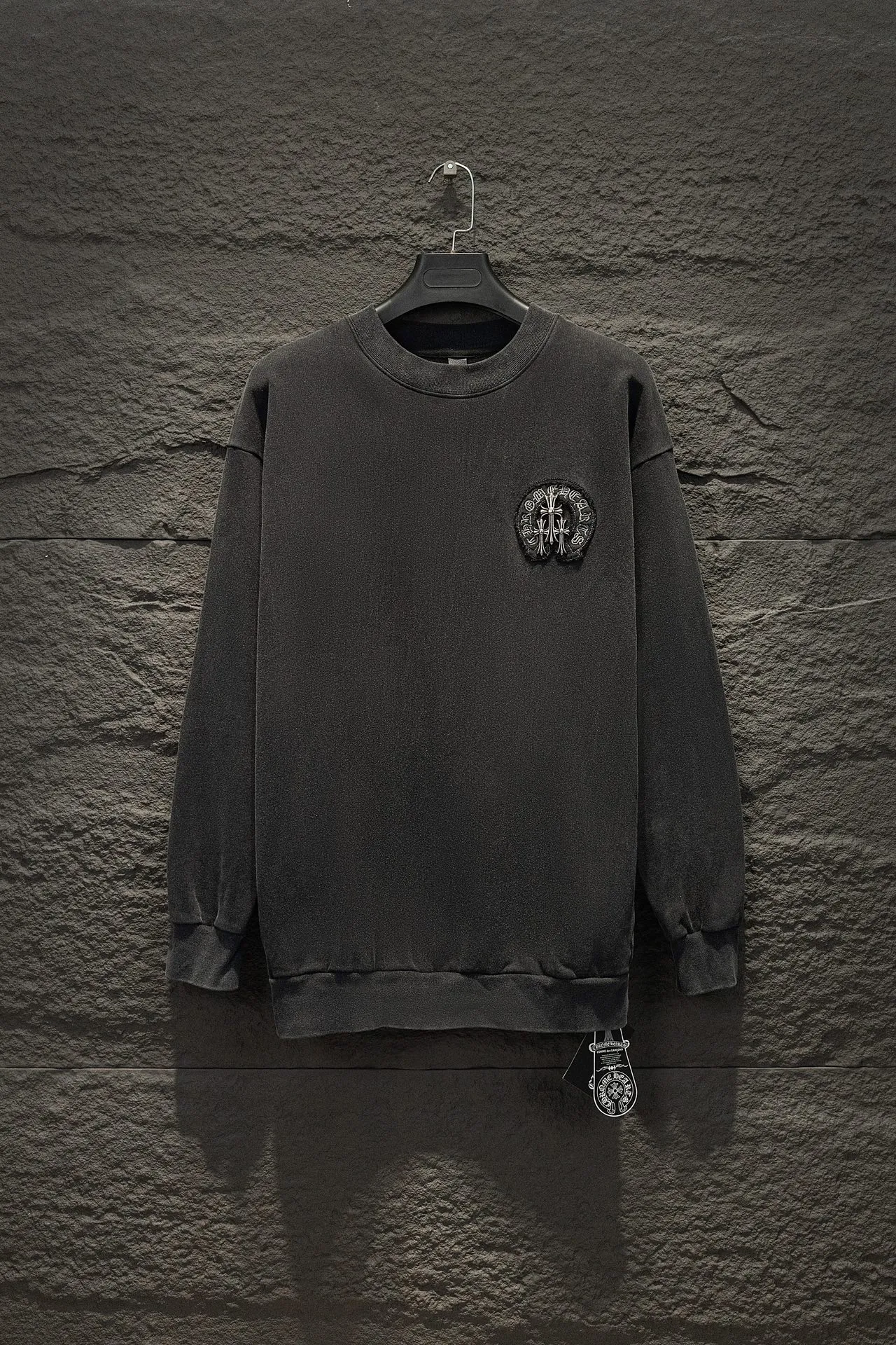 P270 🆕Chrome Hearts Home 420 grams, different from the market, texture is unexplainable, os version is really charming, Chrome Home is really unique, each season’s new product styles are to the extreme, very wearable, can be worn casually, nice✔️ - ⚠️100% cotton, made of custom-dyed terry cotton sweatshirt surface, 420g double-ply yarn, comfortable to the touch Made from imported knitting needle carded cotton, the thickness is moderate, drapey and contoured, making the upper body comfortable! ! It is very tolerant to fat body types and can instantly lose five pounds after wearing it!  Front panel #Back panel hardware elements# The English letters are arranged artistically. Imported Tajima high-density heavy-duty embroidery technology. The fonts are three-dimensional and full. The body is treated with washed and distressed elements, which greatly increases the interest of the clothing; unique visual effects.  Hem Loose closing Double-layer fabric Good closing effect Exquisite hemming Color: Washed black Size: S-M-L-XL